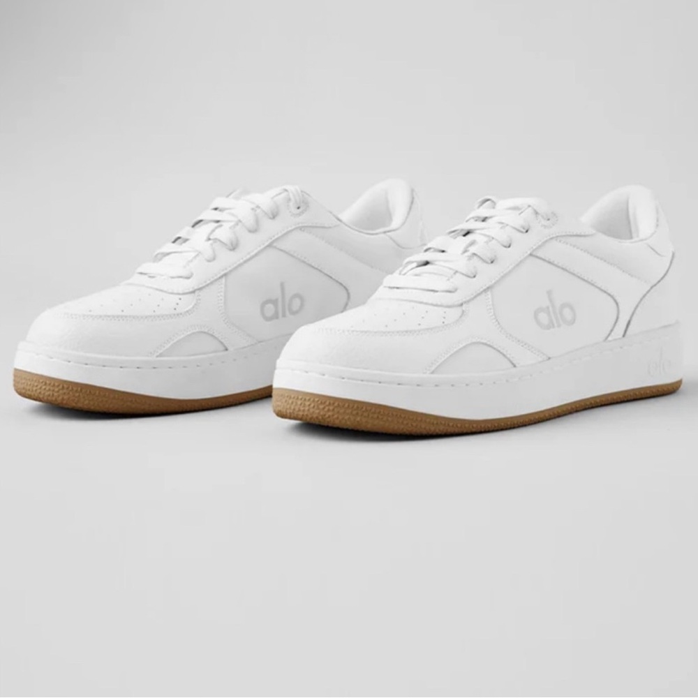 ALO Yoga White and Brown Sneakers with Minimalist Design
BRAND NEW BOX
